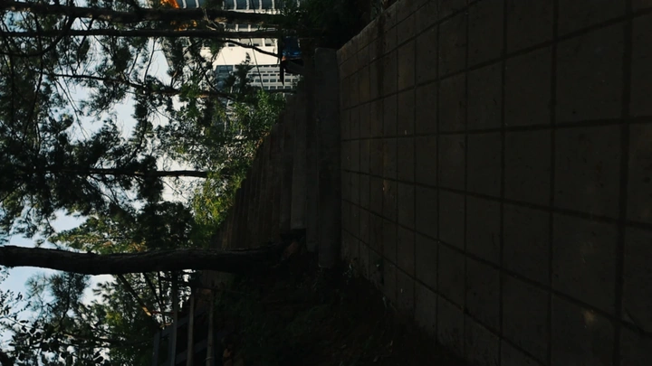 《穿越山间》