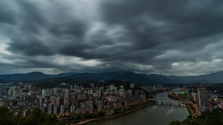 乌云和暴雨是如何吞噬城市的
