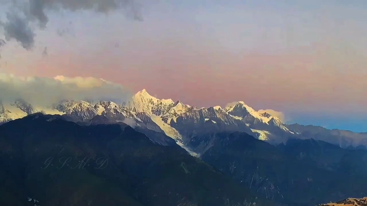 梅里雪山的日照金山