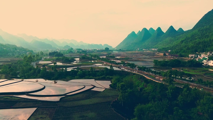 大雨过后的万峰林田园风景