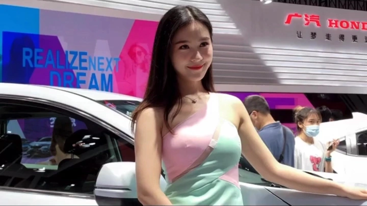 甜美车模比心❤️