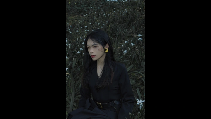 西装＋鸢尾花＋油菜花，如何拍出高级感人像