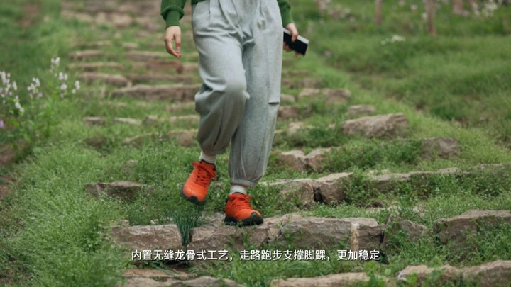 防水鞋真给力，户外拍摄就穿它了。