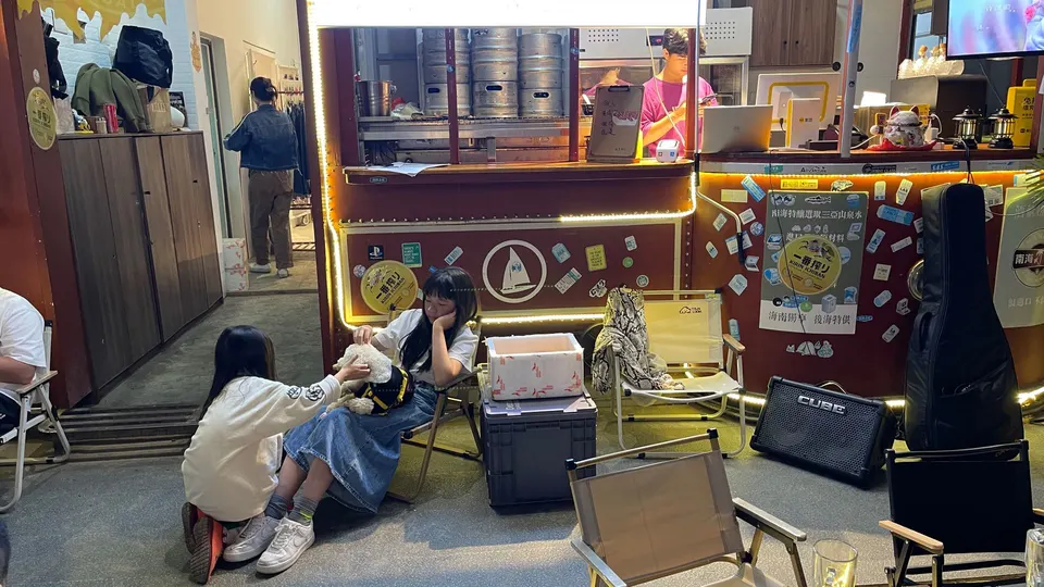 人们在商店里坐在带有笔记本电脑的椅子上