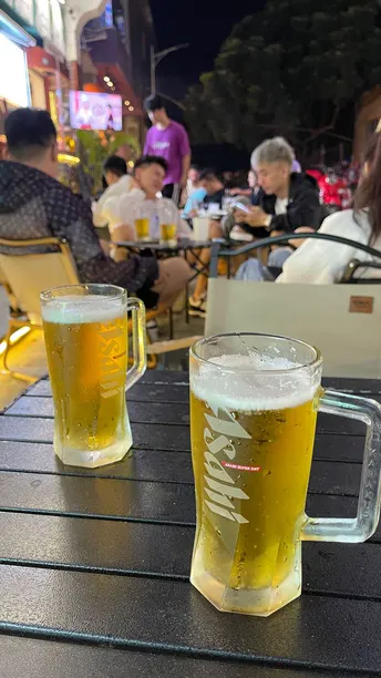 几杯酒和一桶啤酒在桌子上