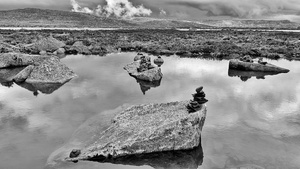 黑白风景画 水中有岩石