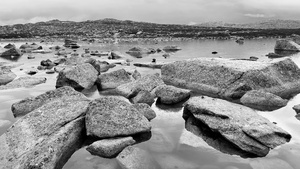 湖岸的黑白岩石
