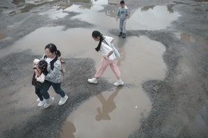 韩国庆尚北道清潭市市中心 周五 年轻人穿过积水 孩子们在街上玩耍。