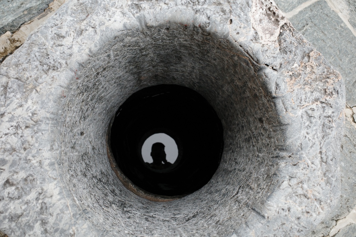 墙上的一个洞 洞里有一个眼睛