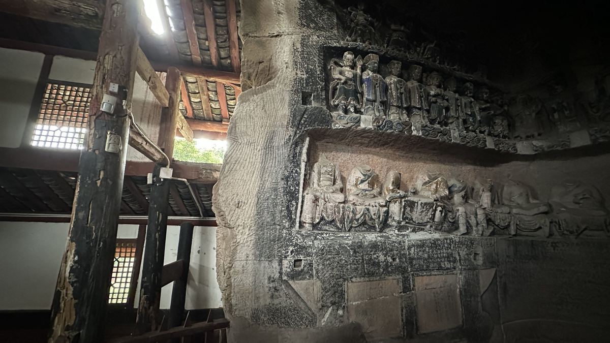 在佛教寺庙的老建筑墙壁上的一块雕刻