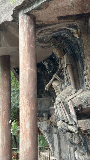庙宇的柱子上装饰着雕像和浮雕。