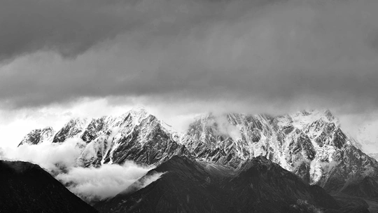 黑白相间的雪山山脉