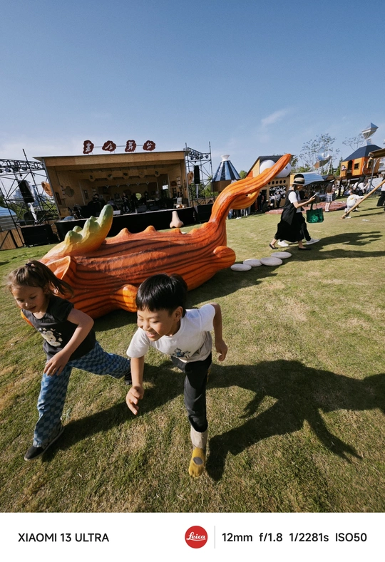 几个年轻人在一个大草地上玩耍