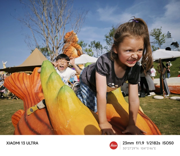 一个小女孩在玩的时候骑在一颗南瓜上