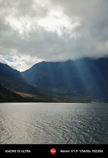 湖上的一艘船 背景是山 天空中云朵