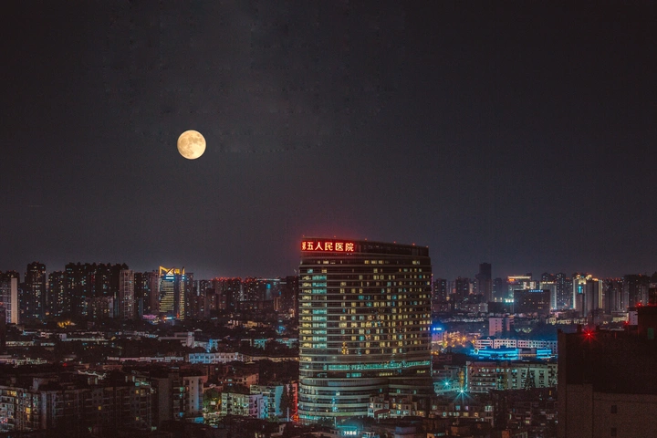 唯愿：山河无恙，花好月圆。