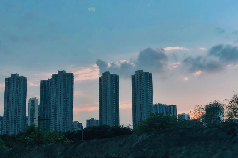 日落时分的城市 高楼大厦 天空白云