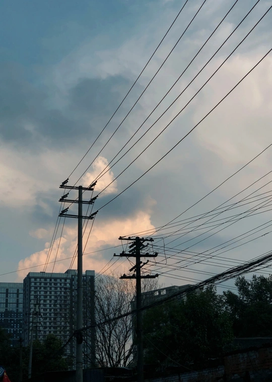 城市里的一条街道 有电线 天空中有云