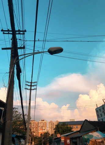 有电线、建筑物、汽车和蓝天的城市街道