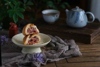 桌子上放着一小盘食物 旁边是一杯茶