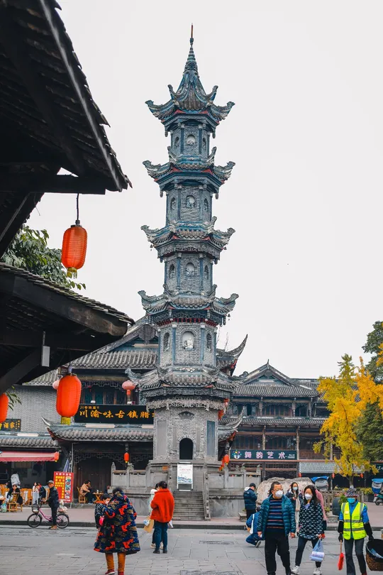 城市中的塔前方行走的人们