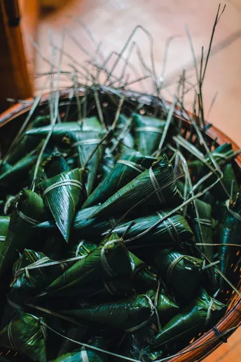 一碗食物在一个锅里 放在桌子上