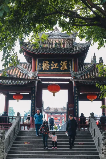 人们走上楼梯去一座塔