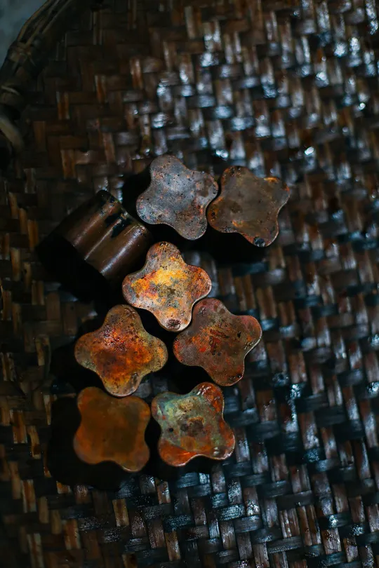 铁锈的桌子和一把藤椅