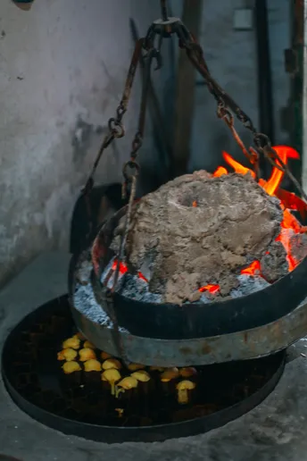 一个大火炉上炖煮的大锅食物