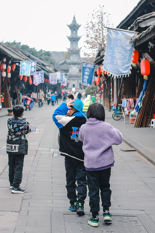 两个中国男孩走在街上