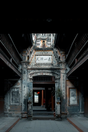 一座古老的建筑 有一扇巨大的木门