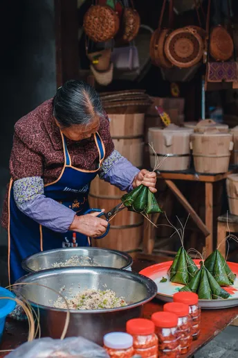 女人在桌子上用锅做饭