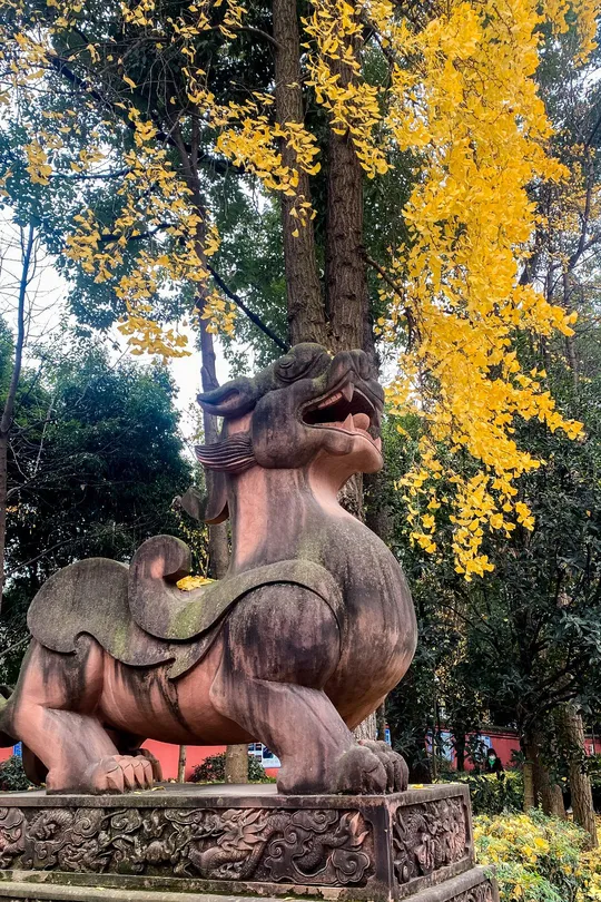 一座公园里的象和狮子雕像