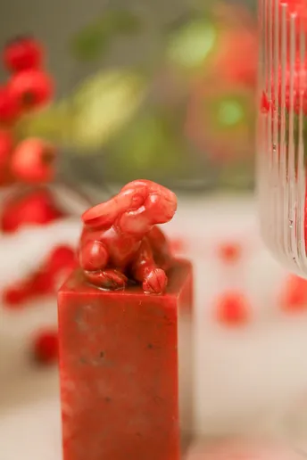 一只装有红液体的酒杯