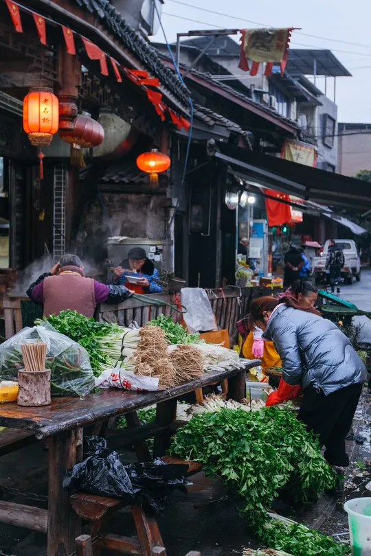 一位妇女在街上的一张桌子上准备食物