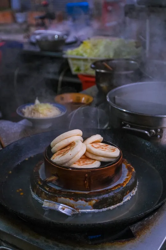 炉子上有些锅在煮食物