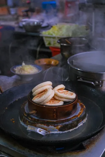 炉子上有些锅在煮食物
