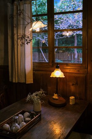 一个木桌子 一个灯和一个蜡烛