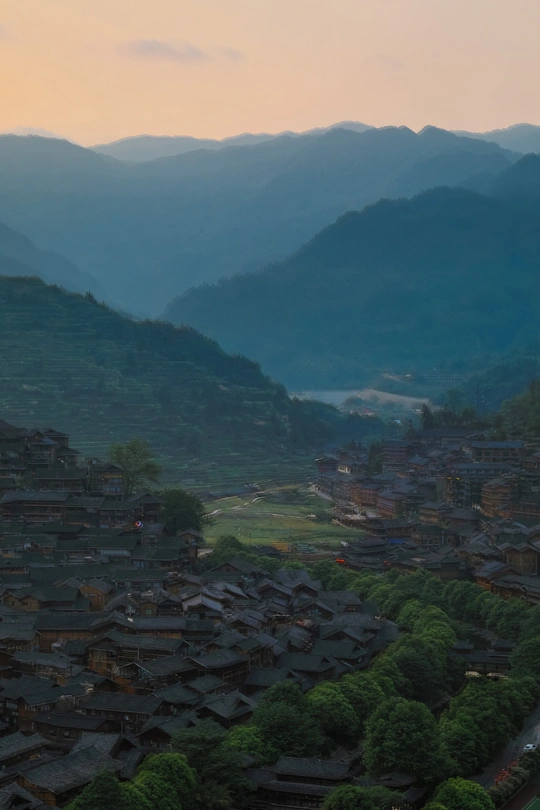 一个位于山间城市山谷中的小村庄