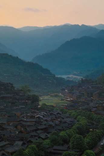 一个位于山间城市山谷中的小村庄