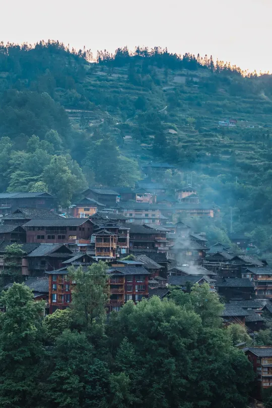 城市是一个位于山谷间山丘之间的较小村庄。
