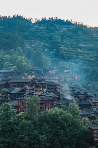 城市是一个位于山谷间山丘之间的较小村庄。