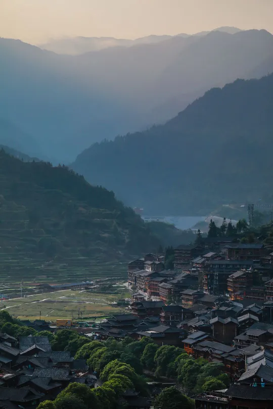 一个小村庄 位于俯瞰河流和山脉的山顶上。