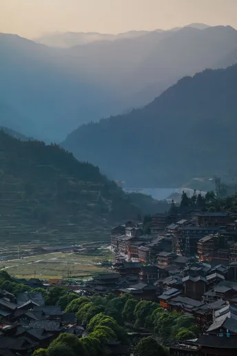 一个小村庄 位于俯瞰河流和山脉的山顶上。