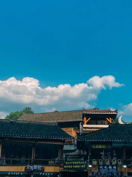 水上之城 天空中白云飘过