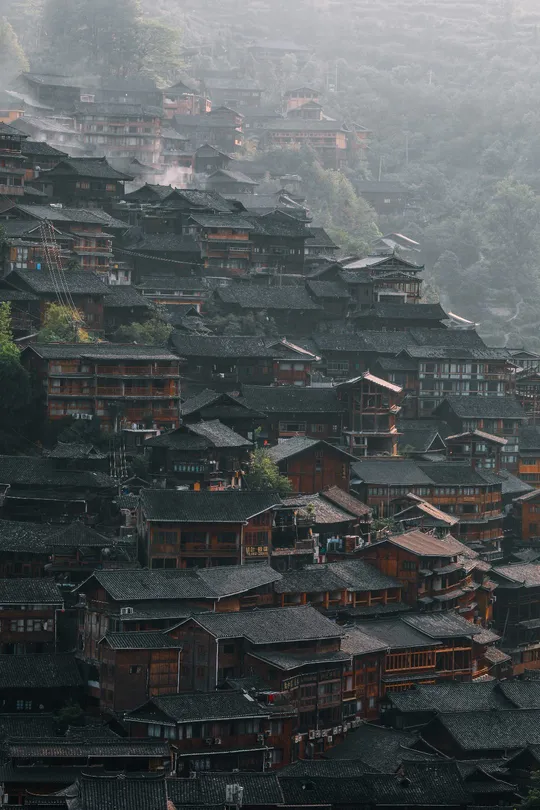 一个小村庄的山上木质房屋