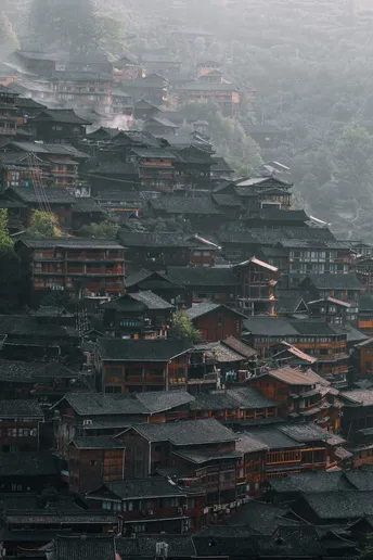 一个小村庄的山上木质房屋