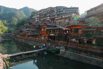 一个有水域、桥和建在山坡上的小镇
