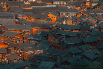 夕阳下 山村里许多房子亮了起来。
