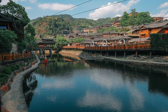 河上的一个水域 一座桥横跨其上 河对岸是一个小镇或村庄。